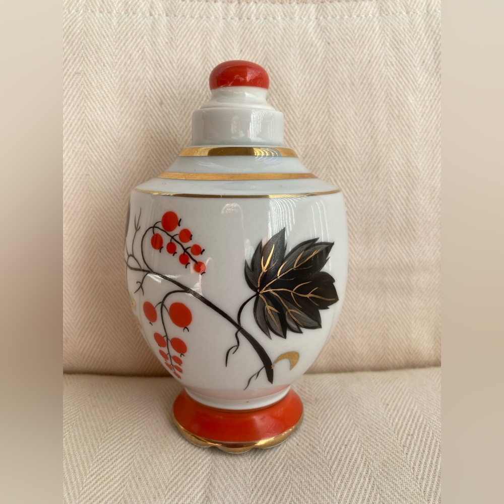 Tea Caddy “Red Currant“
Author: A. V. Shchekatikhina-Potockaya